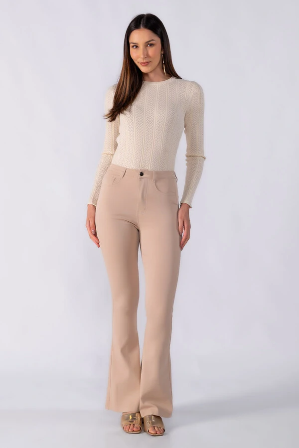 Calca flare classica com bolsos