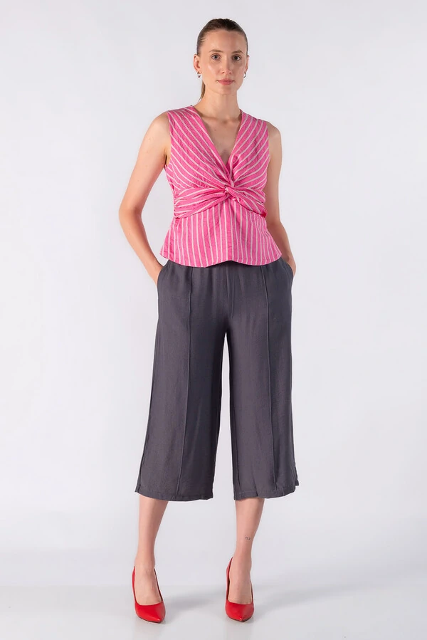 Blusa em listras peplum com detalhe no busto
