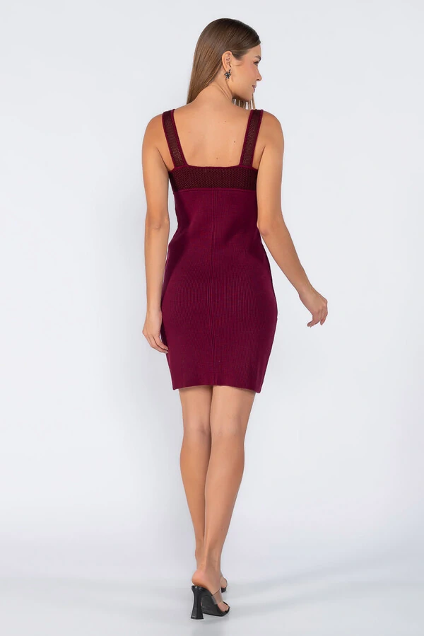 Vestido tricot detalhe no decote