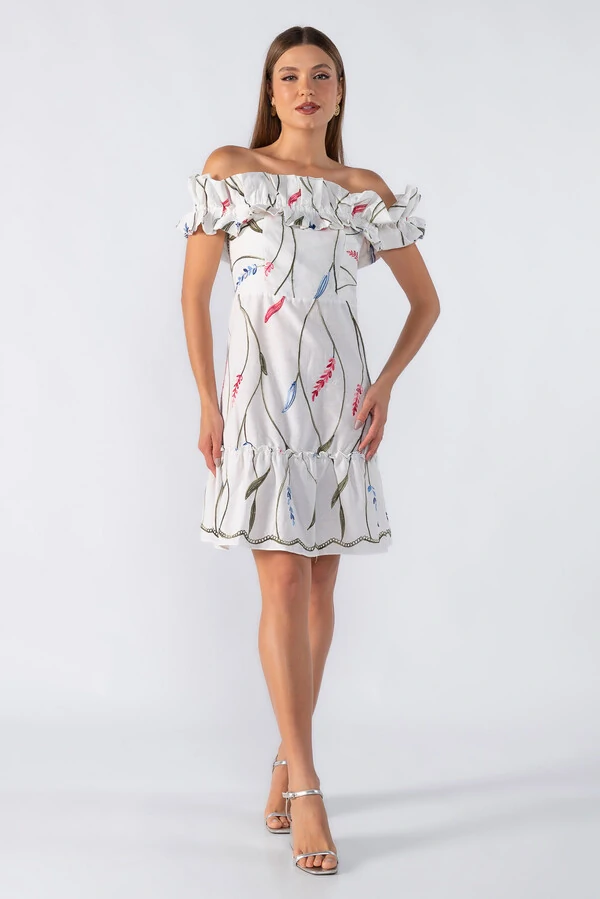 Vestido curto bordado ombro a ombro