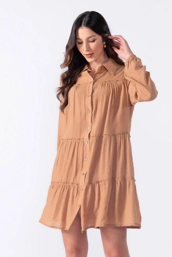 Vestido curto com camadas e manga longa