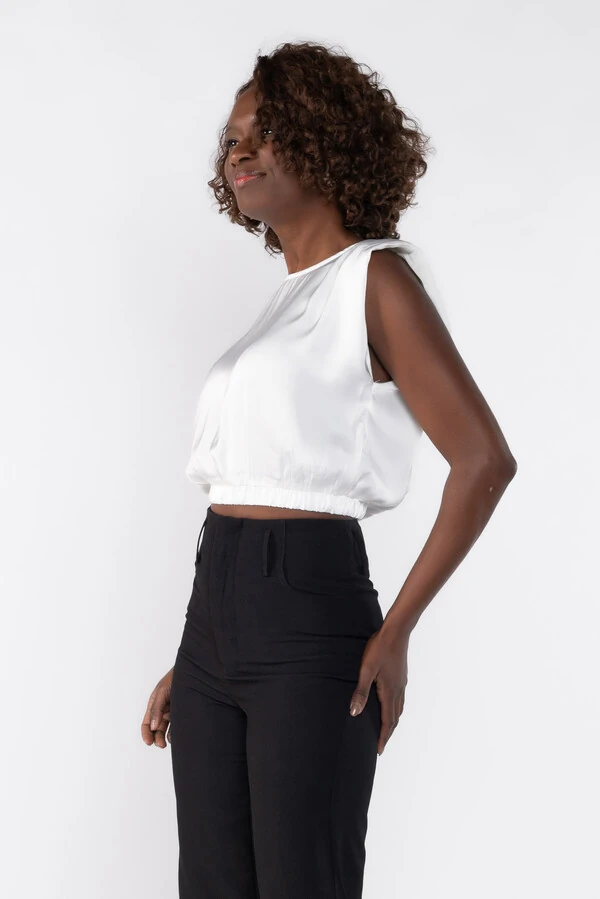 Blusa cropped com ombreiras e elastico na barra