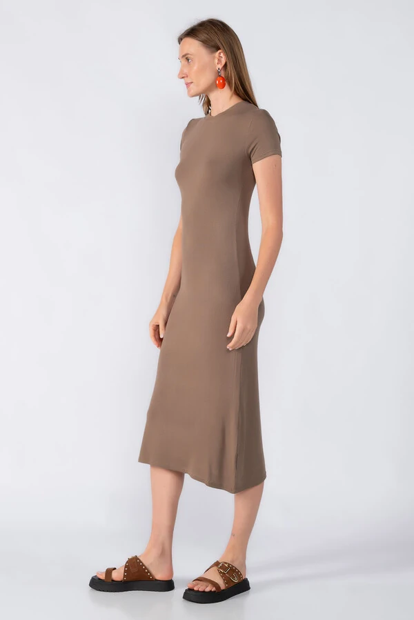 Vestido midi manga curta canelado