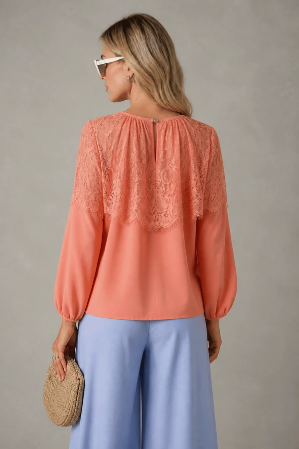 Blusa Gola com Detalhe em Renda