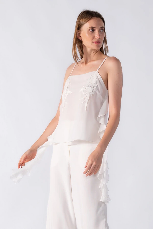 Blusa com aplicação em renda e babados laterais