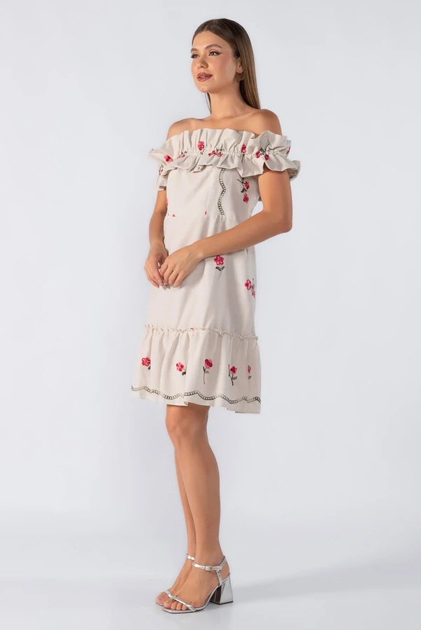 Vestido curto bordado ombro a ombro