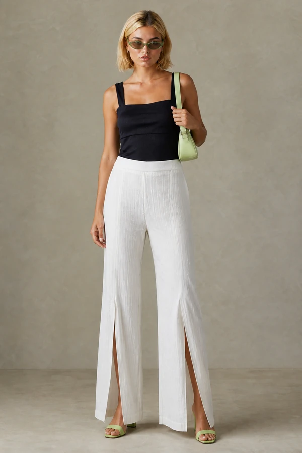Calça com fenda frontal