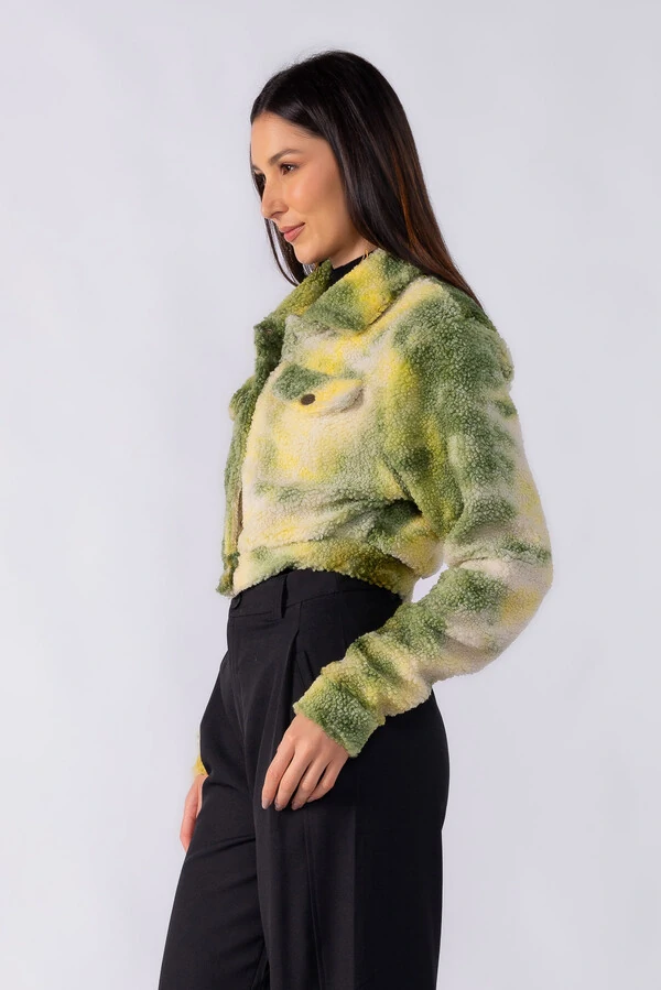 Jaqueta cropped teddy com botoes