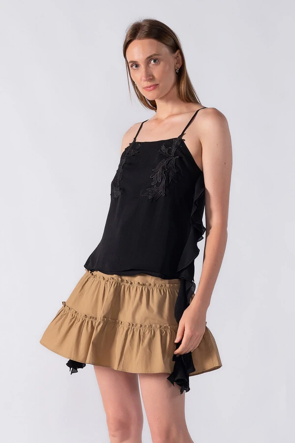 Blusa com aplicação em renda e babados laterais