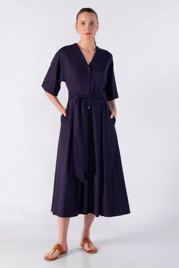 Vestido midi com botoes e faixa