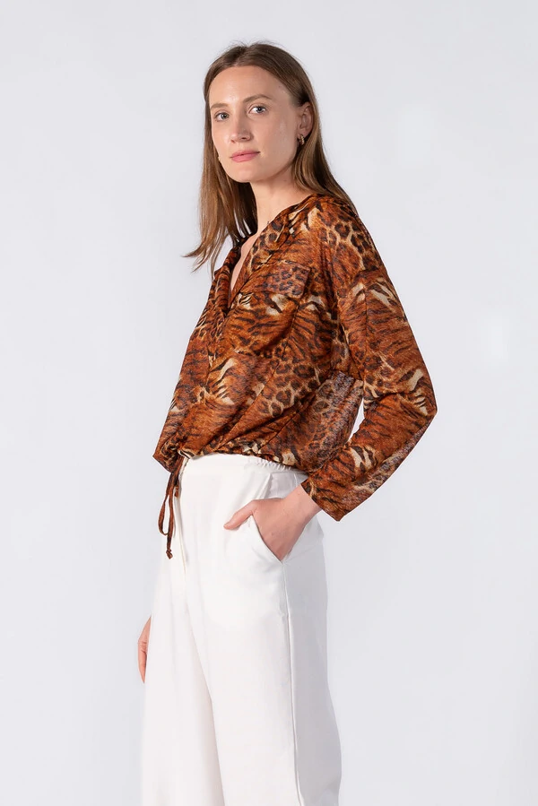 Blusa com cordao regulavel na cintura