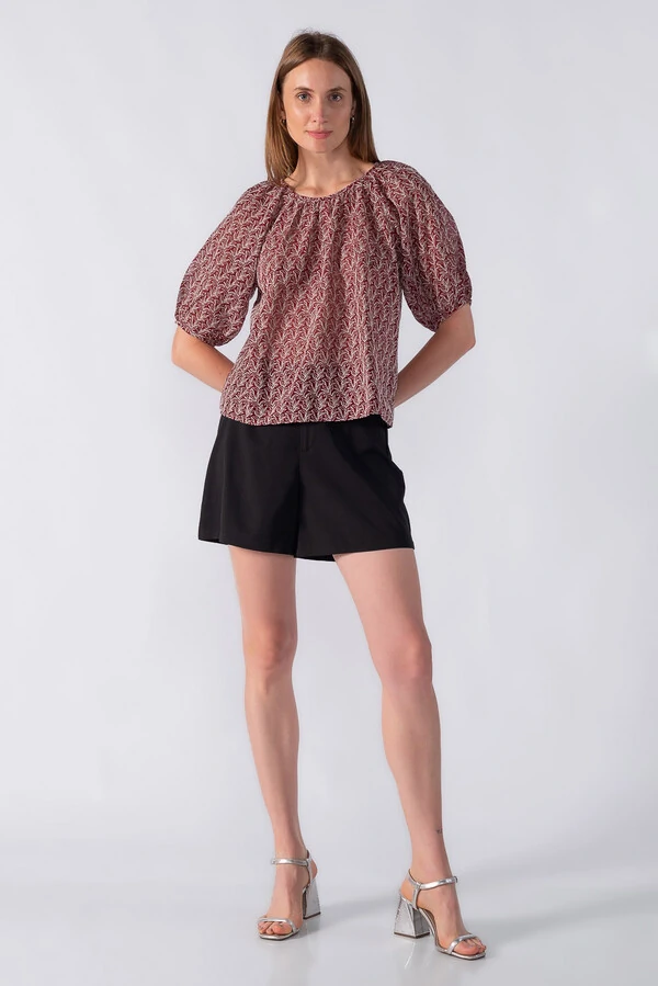 Blusa bata texturizada manga curta