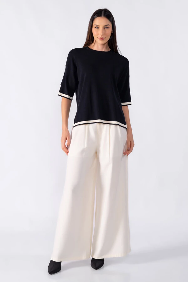 Blusa ampla com detalhe em listra na manga e barra