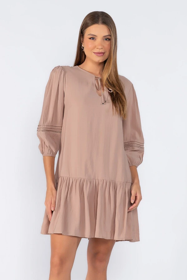 Vestido com manga bufante com detalhes