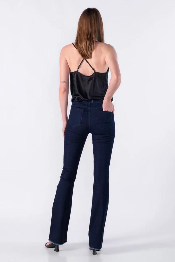 Calca jeans reta com detalhes desfiados