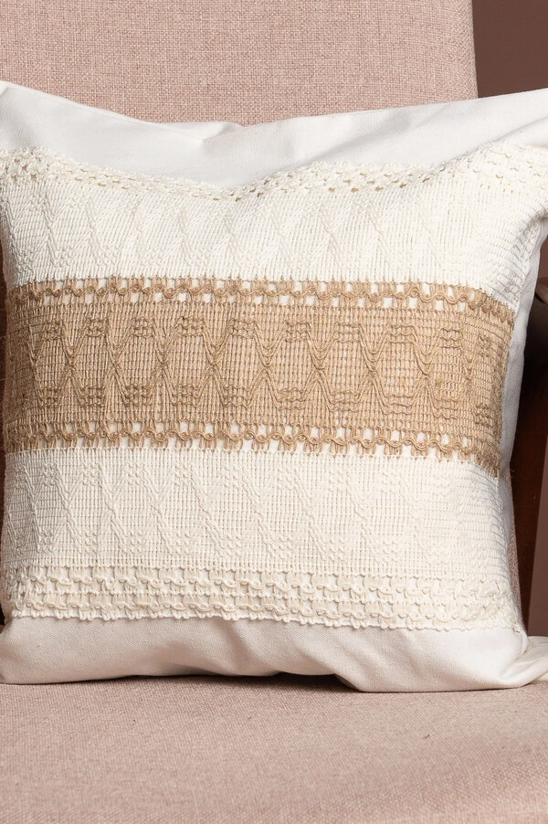 Capa de almofada detalhe em croche