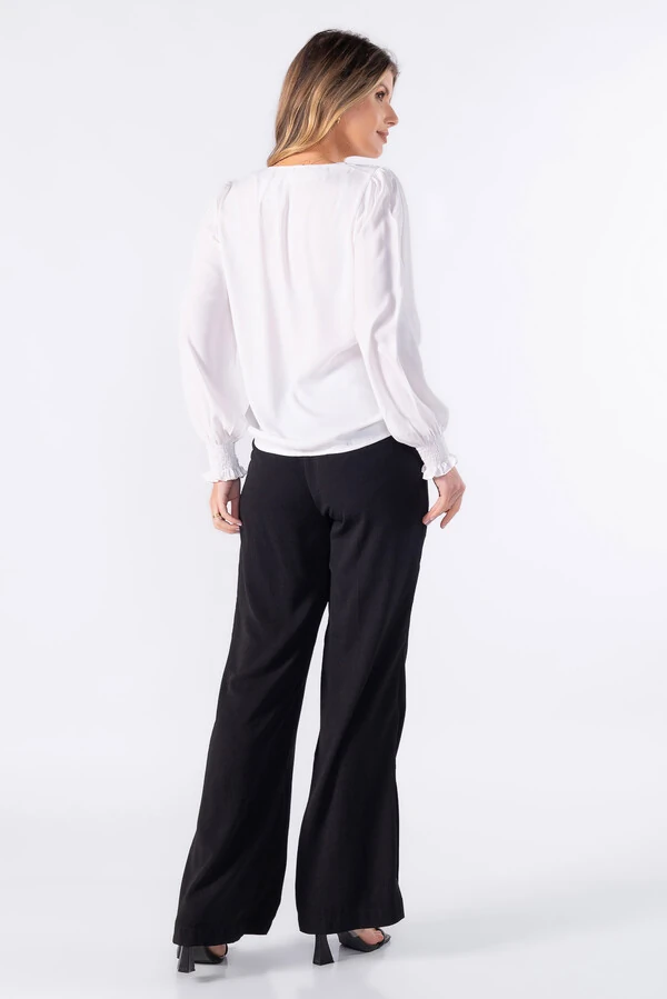 Blusa bata em crepe com detalhe em lastex