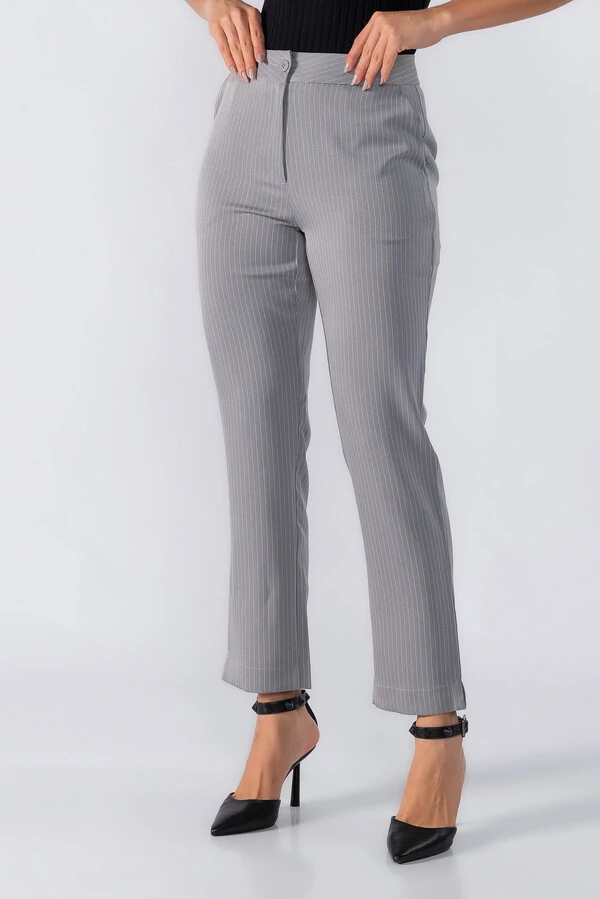 Calca em alfaiataria risca de giz