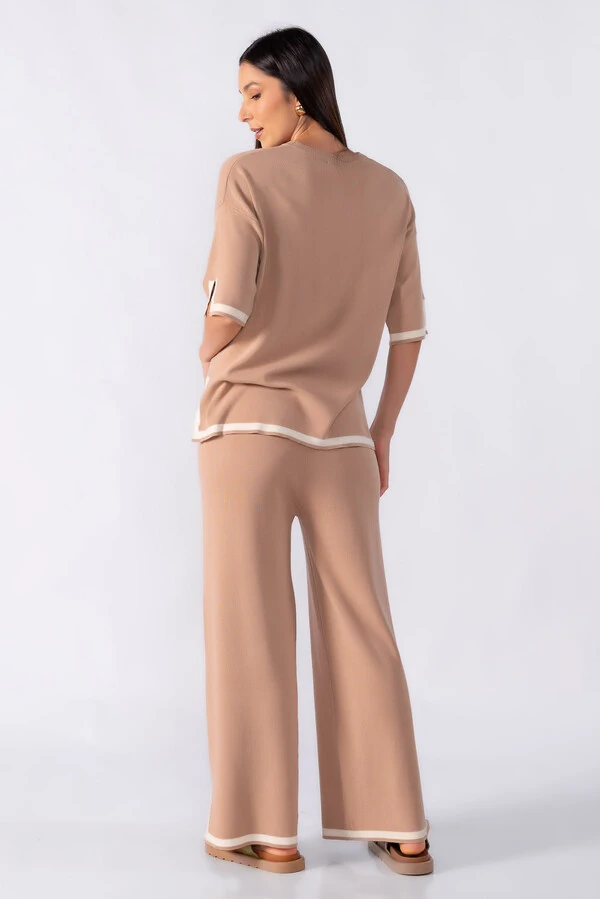 Blusa ampla com detalhe em listra na manga e barra