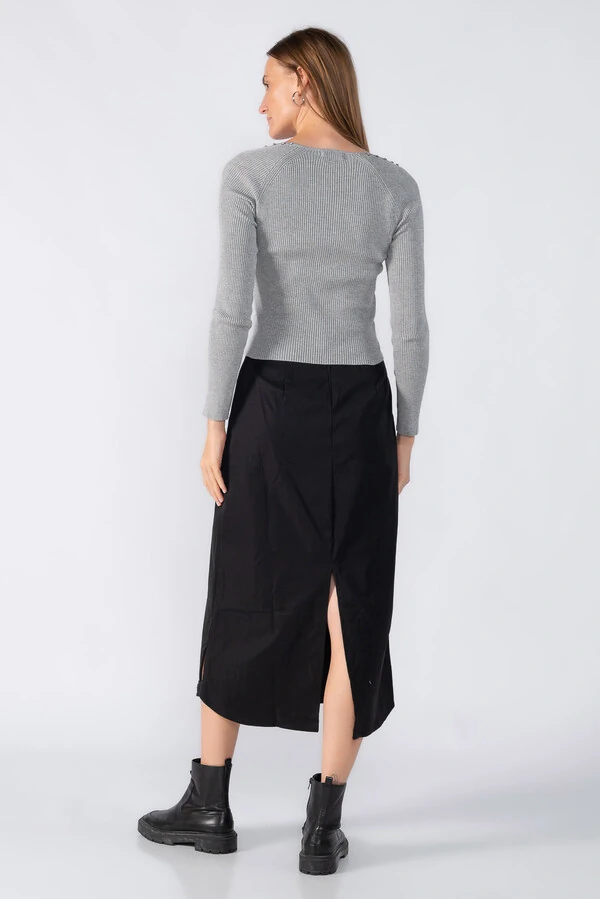 Blusa canelada manga longa com aplicaçoes no decote