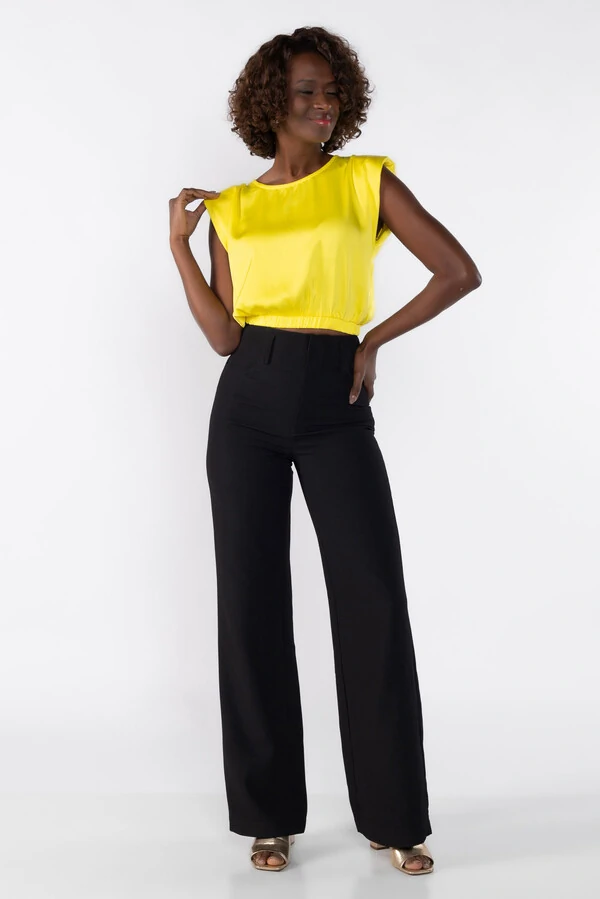 Blusa cropped com ombreiras e elastico na barra
