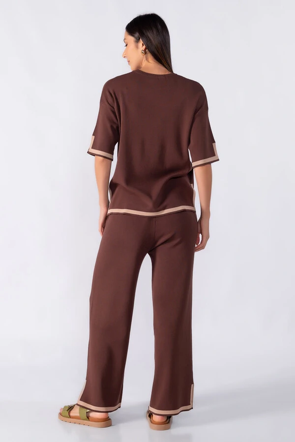 Blusa ampla com detalhe em listra na manga e barra