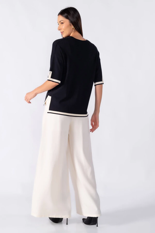Blusa ampla com detalhe em listra na manga e barra