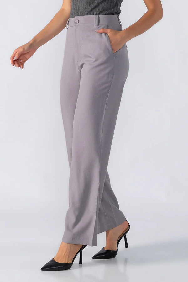 Calca em alfaiataria lisa bolso faca