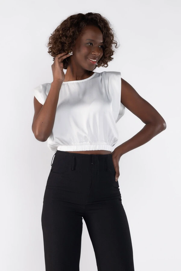 Blusa cropped com ombreiras e elastico na barra