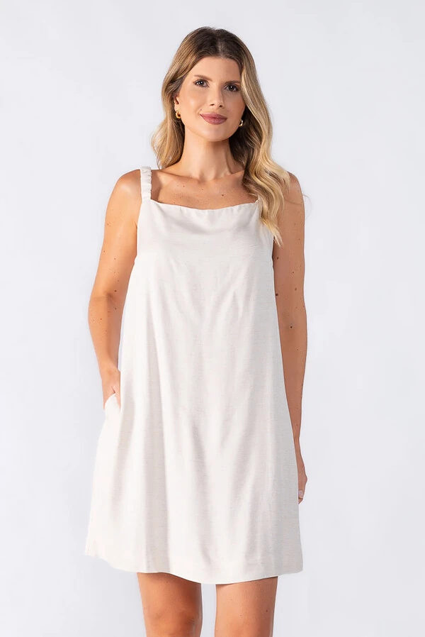 Vestido curto alcas franzidas e bolsos