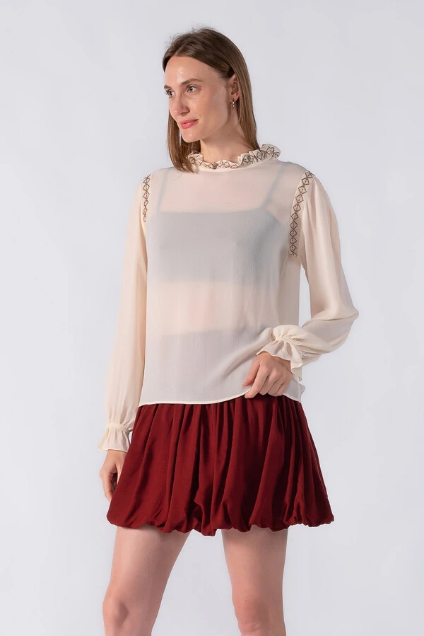 Blusa bata manga longa detalhe bordado