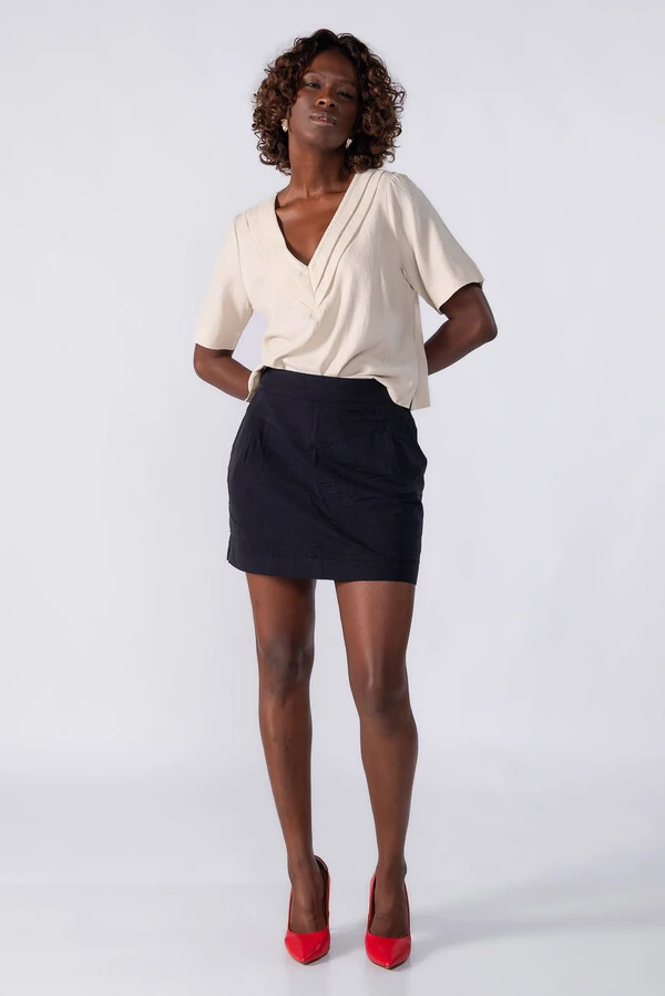 Blusa com detalhes em pregas no decote