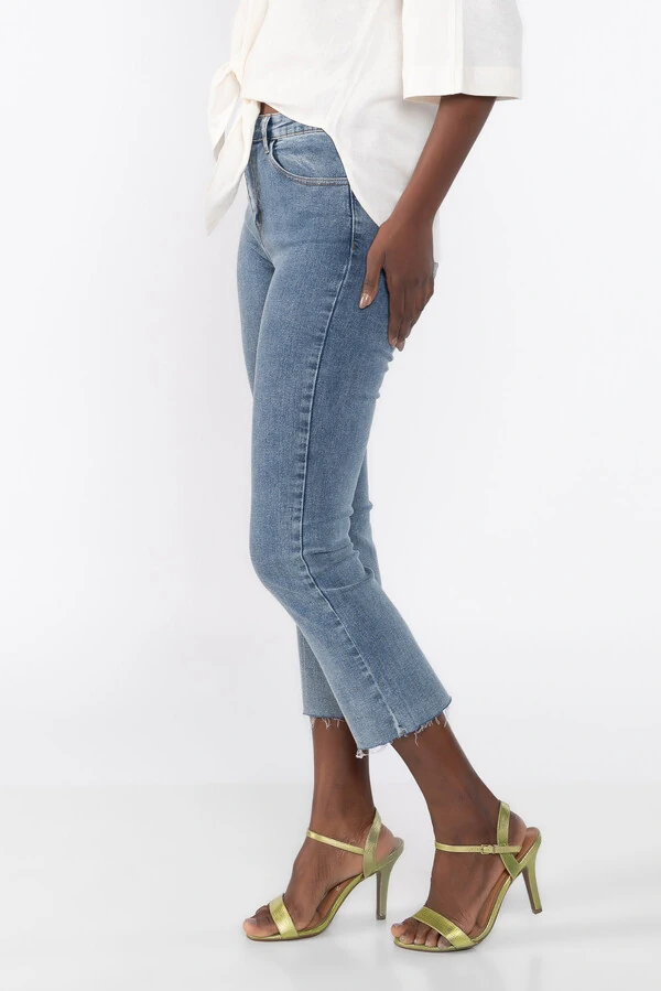 Calca jeans reta com barra desfiada