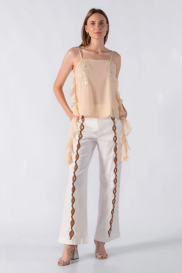 Blusa com aplicação em renda e babados laterais