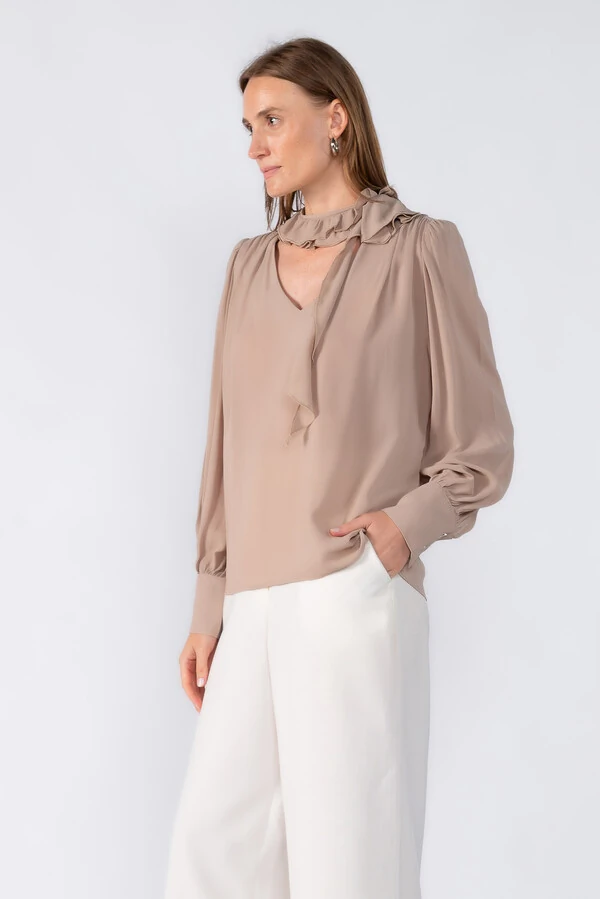 Blusa em viscose babado na gola