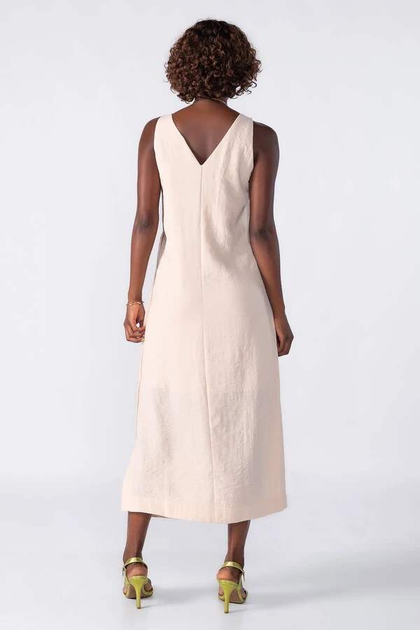 Vestido midi com detalhes em botoes laterais