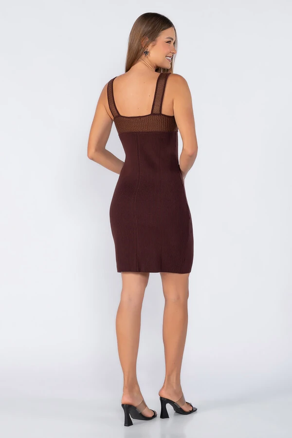 Vestido tricot detalhe no decote