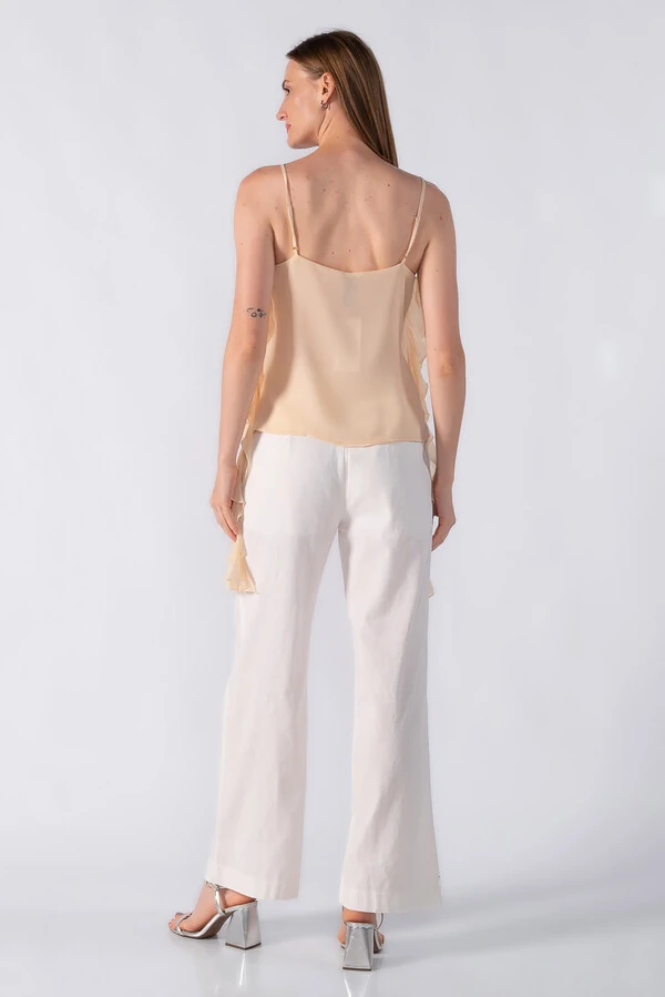 Blusa com aplicação em renda e babados laterais