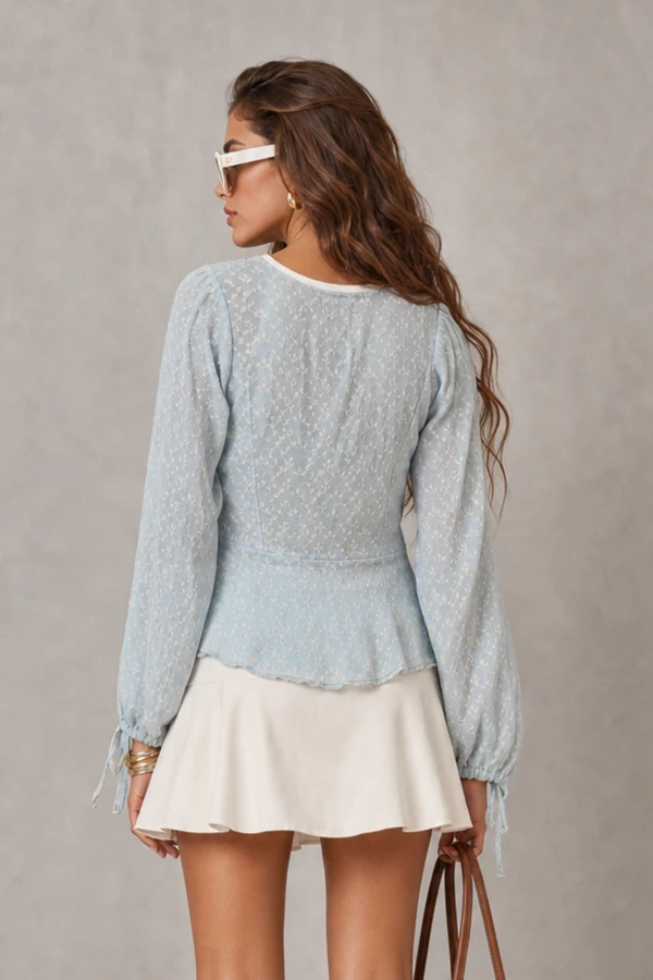 Blusa renda trabalhada com botões