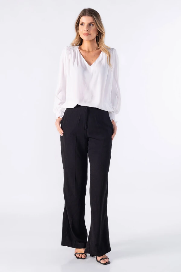 Blusa bata em crepe com detalhe em lastex