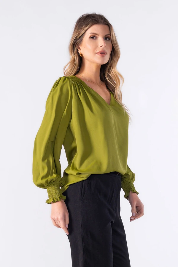 Blusa bata em crepe com detalhe em lastex