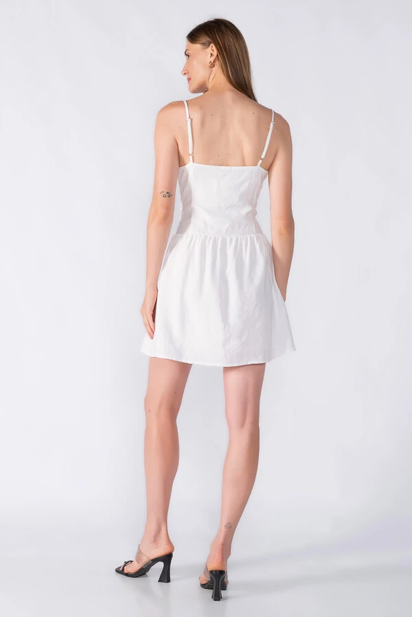 Vestido curto alca fina e amarraco no decote