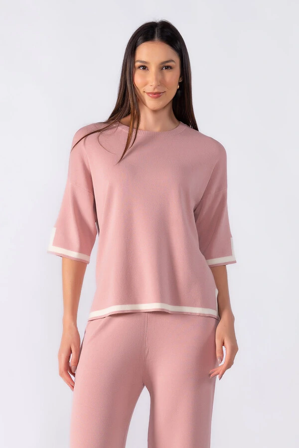 Blusa ampla com detalhe em listra na manga e barra