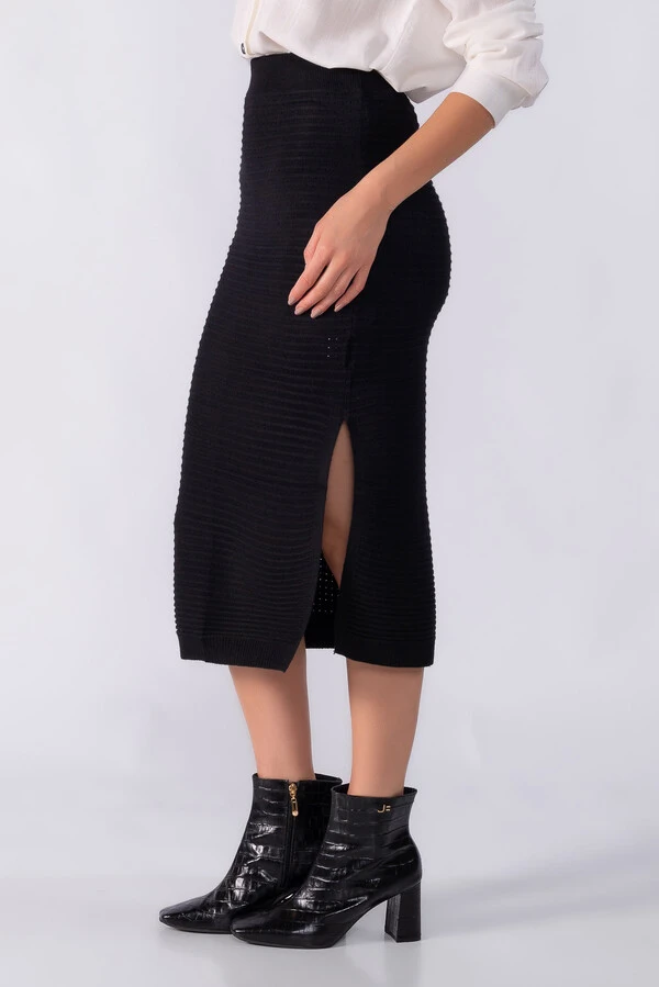 Saia midi canelada horizontal com fenda lateral