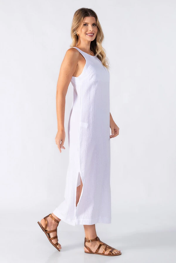Vestido midi com fenda lateral
