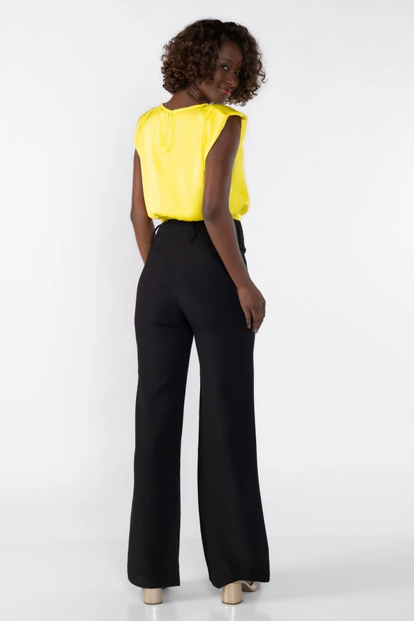 Blusa cropped com ombreiras e elastico na barra
