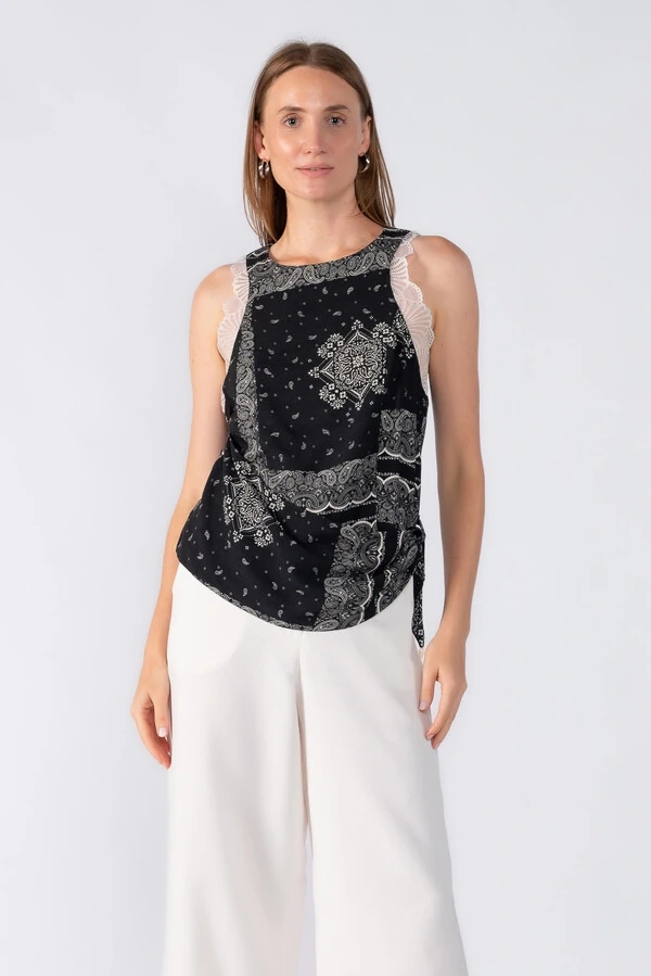 Blusa estampada com detalhe na cintura