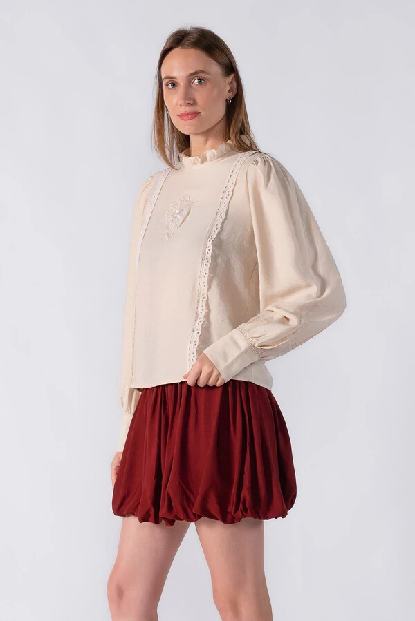 Blusa com babado e manga bufante
