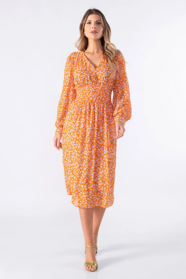 Vestido midi de manga longa e pregas na cintura