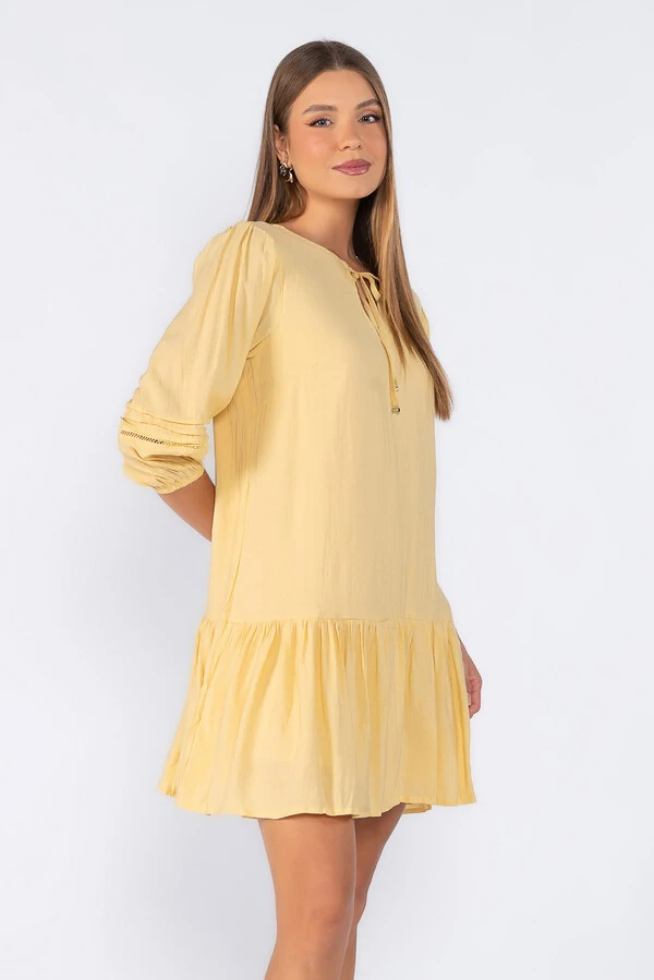 Vestido com manga bufante com detalhes